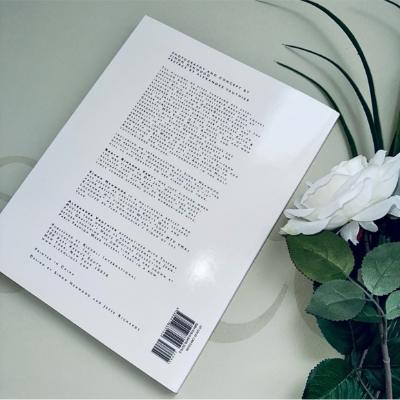 RIHANNA Tour Photo Book - Picture 4 of 6